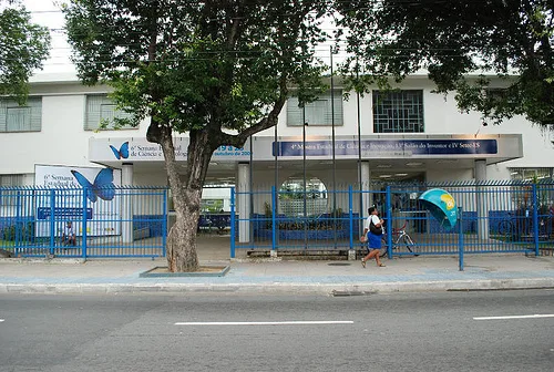 Professores fazem protesto em frente ao Ifes contra fechamento de turmas do EJA