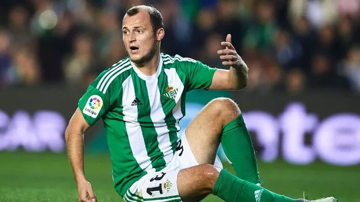 Betis empata com o Valencia com demonstração de apoio a ucraniano do Sevilha