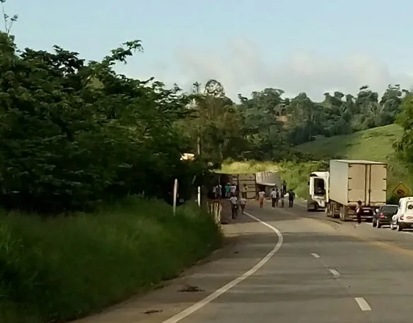 Carreta tomba e interdita BR 259, em Colatina