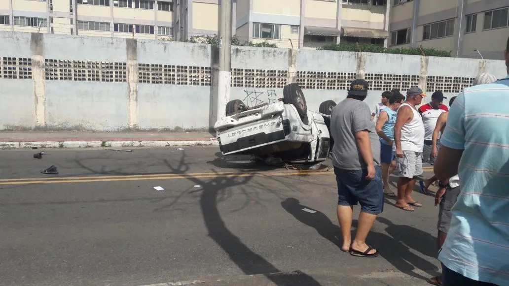 Caminhonete capota em Vila Velha e deixa três pessoas feridas