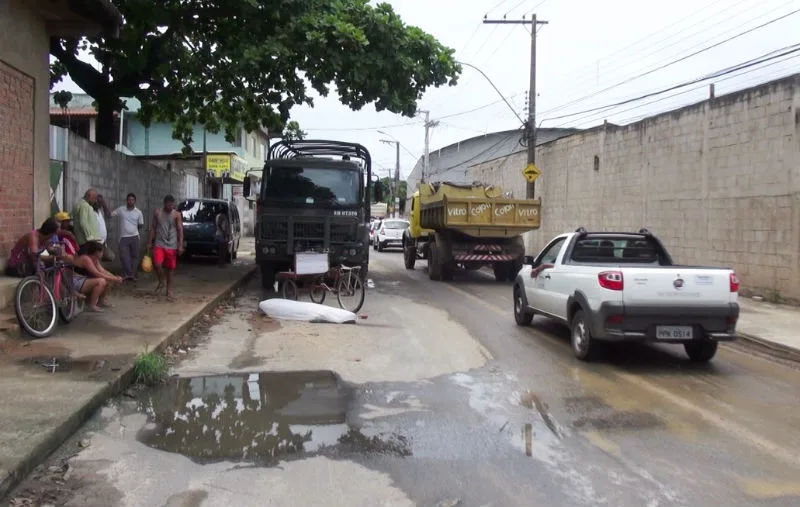 Ciclista morre atropelado por caminhão em Cariacica e motorista foge sem prestar socorro