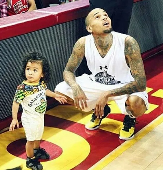 Chris Brown leva filha em jogo de basquete e se derrete pela pequena