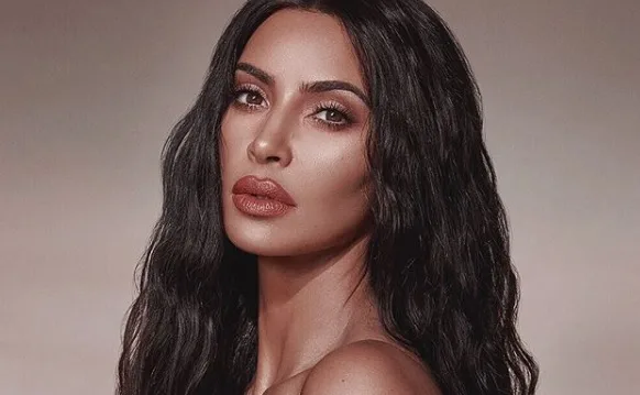 Kim Kardashian não foi reconhecida pelo presidente da Uganda em viagem