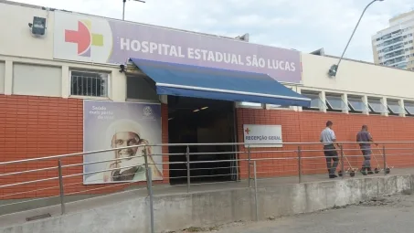 Funcionários reclamam de superlotação em corredor no Hospital São Lucas em Vitória