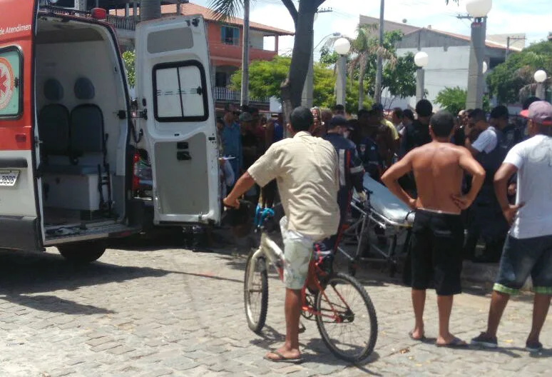 Adolescente é baleado enquanto conversava com amigos em praça de Vila Velha