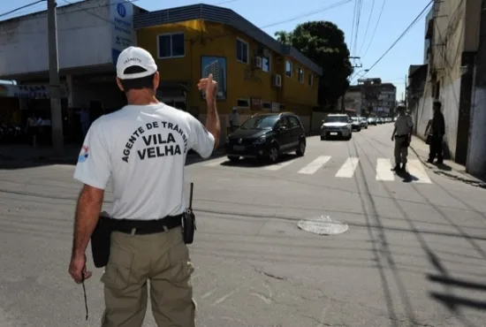 Acidente entre moto e caminhão deixa trânsito complicado no município de Vila Velha