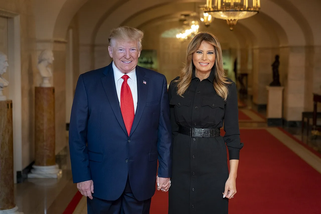 Em convenção que ignora a pandemia, Melania Trump oferece conforto a vítimas da covid-19