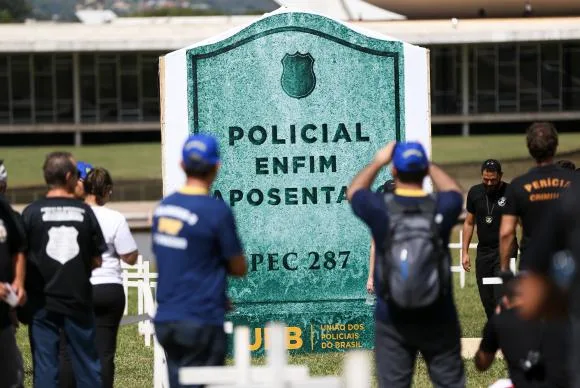 Policiais invadem o Congresso Nacional para protestar contra a Reforma da Previdência