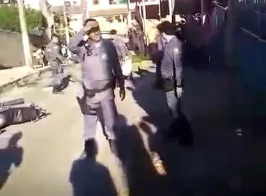 Vídeo mostra tensão entre moradores e policiais após morte de jovem em Cariacica