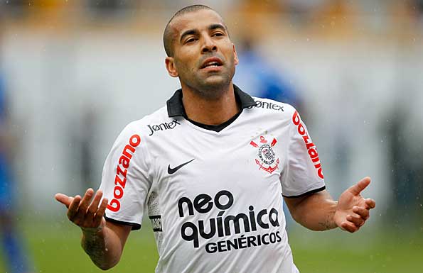 Suspensão pode dificultar renovação de Emerson no Corinthians