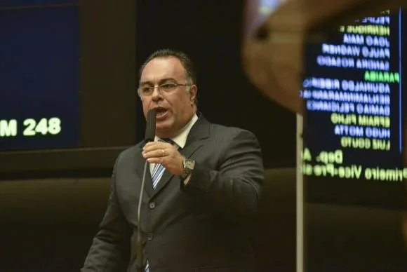 Câmara aprova cassação do deputado André Vargas