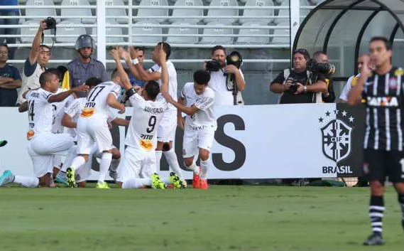 Santos vence por 1 a 0, sai da degola e tira o Corinthians do G4 do Brasileirão