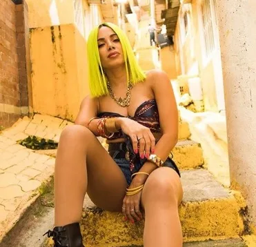 Anitta se esquiva e não canta Medicina em programa de Datena; fãs comentam: - De boba não tem nada