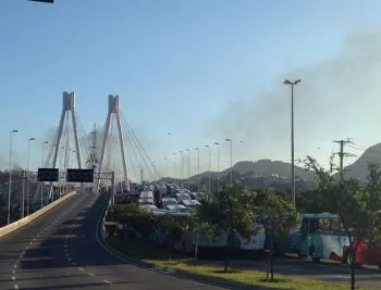 Protesto fecha os dois sentidos da avenida Reta da Penha, em Vitória