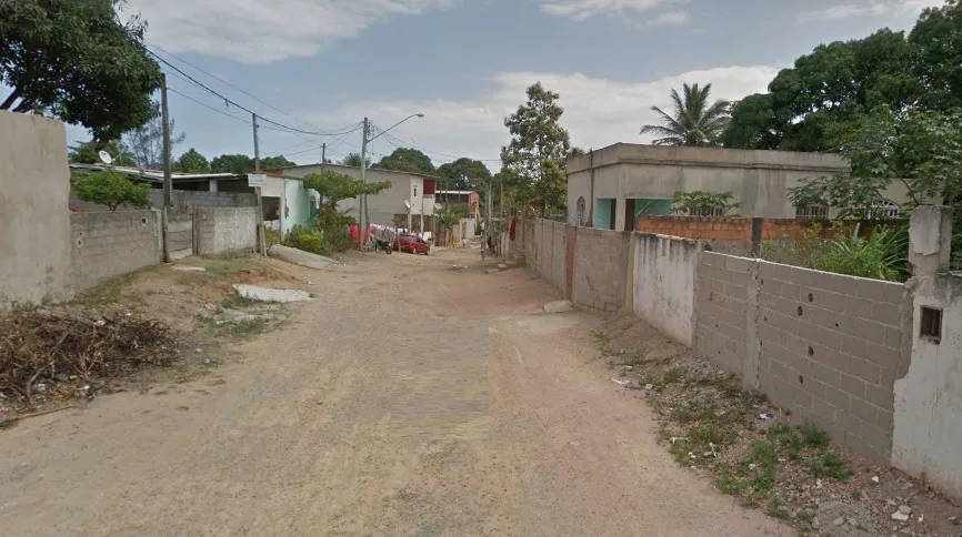 Jovem ´é atingida por tiro na cabeça e homem é baleado na perna após criminosos passarem atirando em rua da Serra