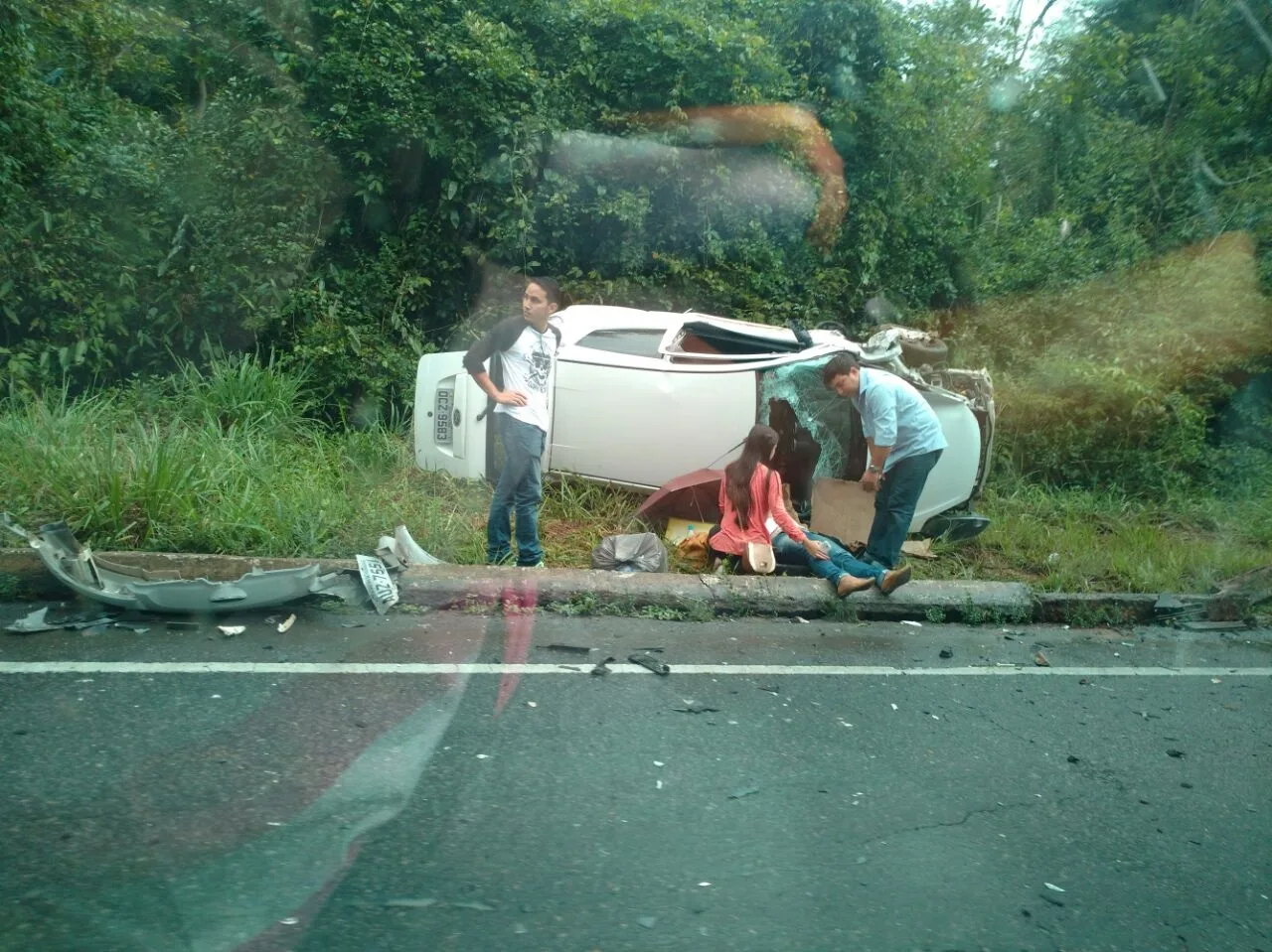 Carro capota após batida e três pessoas ficam feridas em acidente no Sul do Estado