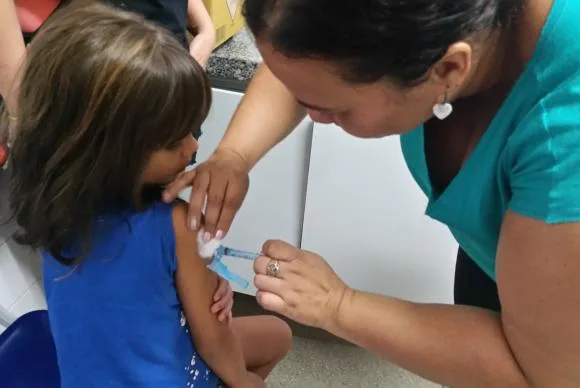 Prazo para atualizar carteira de vacina de crianças e adolescentes termina nesta sexta-feira