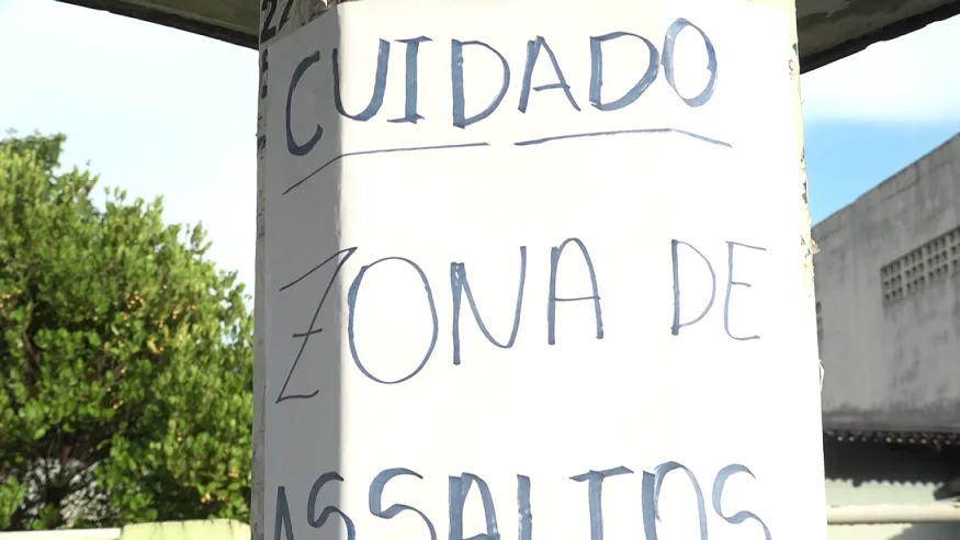 Moradora de Cariacica cola cartaz em ponto de ônibus para alertar sobre assaltos