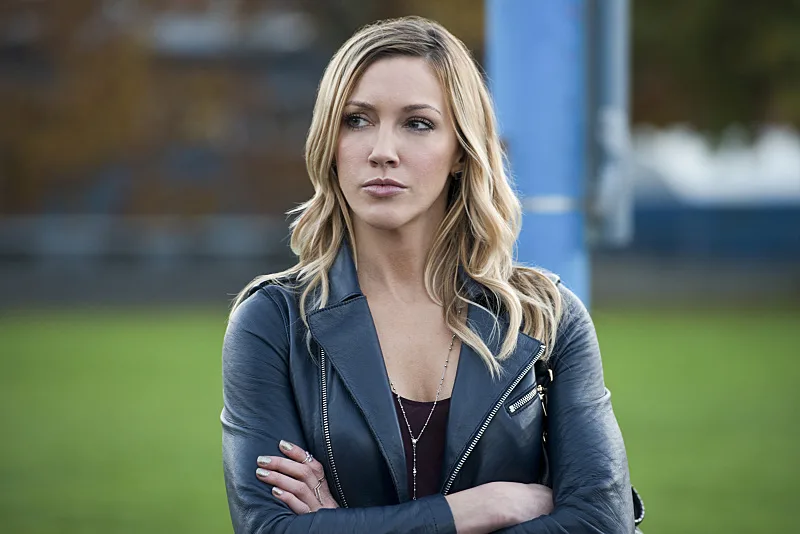 Katie Cassidy, atriz de Arrow, anuncia que está noiva