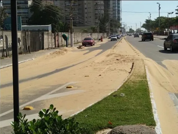 Rajadas de ventos levam 30 toneladas de areia para pistas na orla de Vila Velha