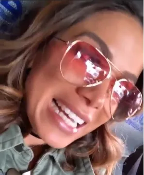 'Homem, mulher e cachorro. Transo com qualquer coisa', diz Anitta em viagem à Colômbia