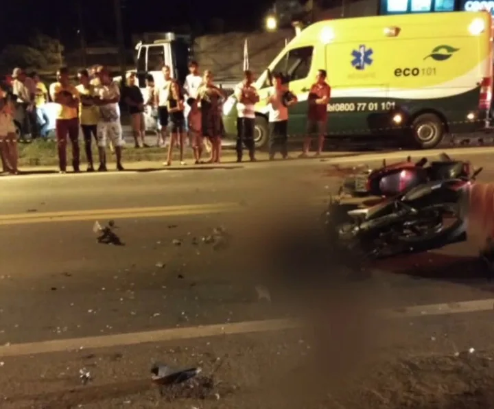 Rapaz de 21 anos morre após acidente entre motos e carro em João Neiva