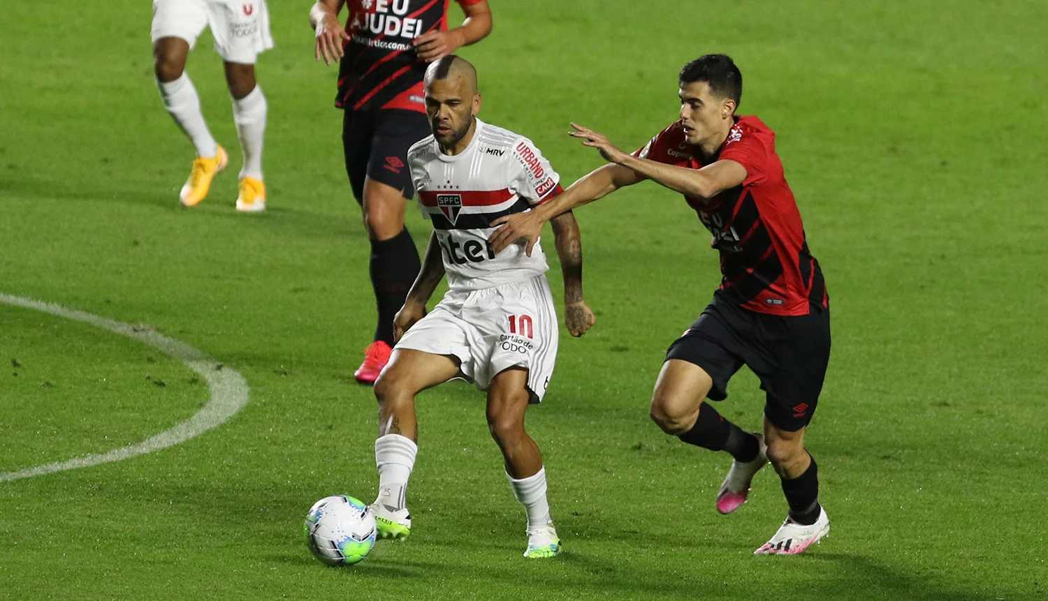 Daniel Alves tem fratura confirmada e desfalca São Paulo em clássico