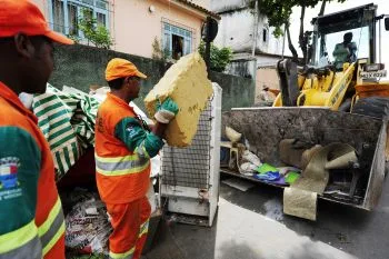 Funcionários da PMV no mutirão contra dengue no bairro Goiabeiras