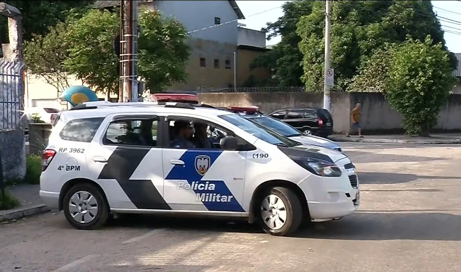 Pneu de viatura é furado enquanto populares tentavam impedir prisão de suspeito de tráfico em Vila Velha