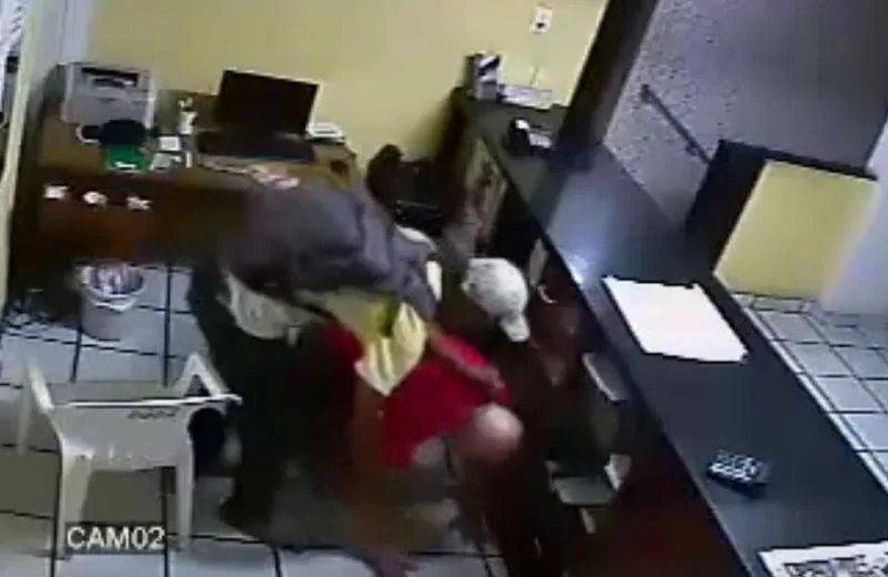 Recepcionista de hotel é rendido e ameaçado por hóspede em Vila Velha