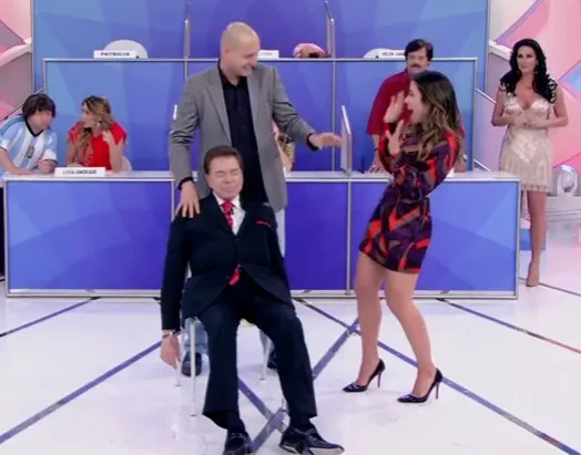 Silvio Santos é hipnotizado ao vivo e vê Helen Ganzarolli nua. Veja!