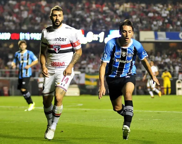 São Paulo empata com Grêmio, segue na zona de rebaixamento e ajuda o Corinthians