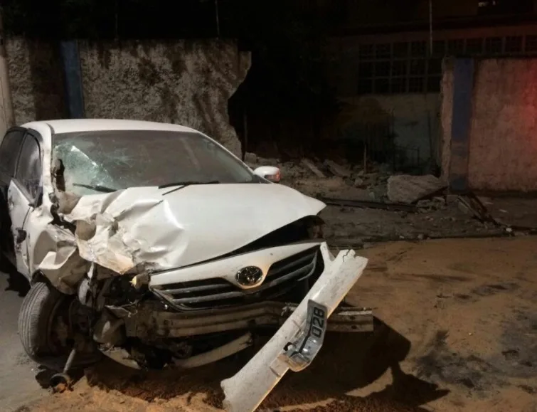 Bandidos em fuga batem carro roubado em muro na Curva do Saldanha em Vitória