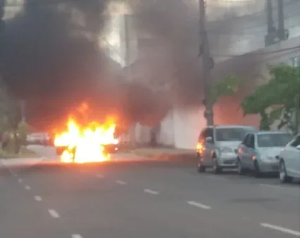 Carro da Secretaria de Segurança Pública do Estado pega fogo em Vitória