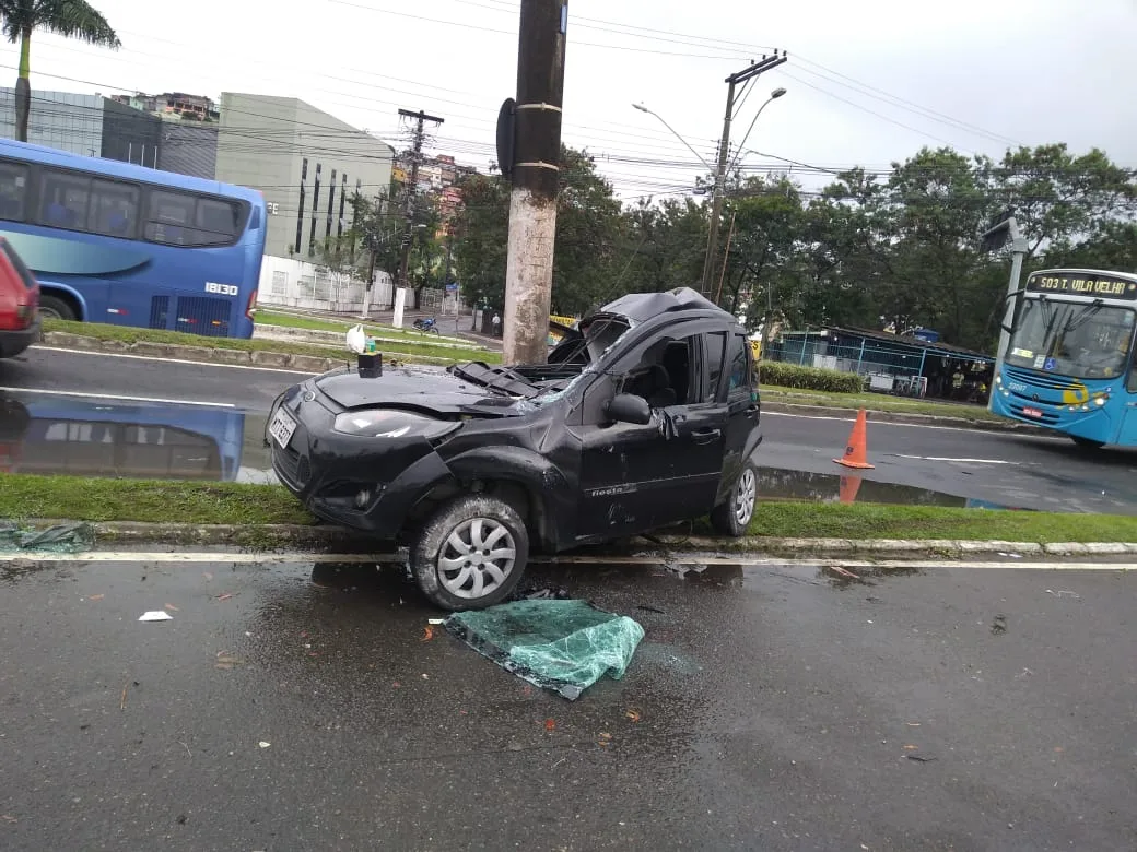 Acidente deixa carro destruído em frente a rodoviária de Vitória