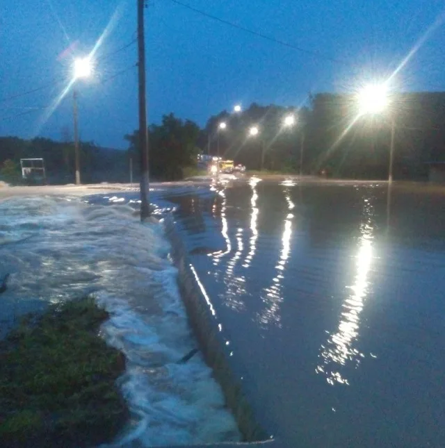 Chuva provoca alagamento e interdita trecho da BR-101 Norte, em Aracruz