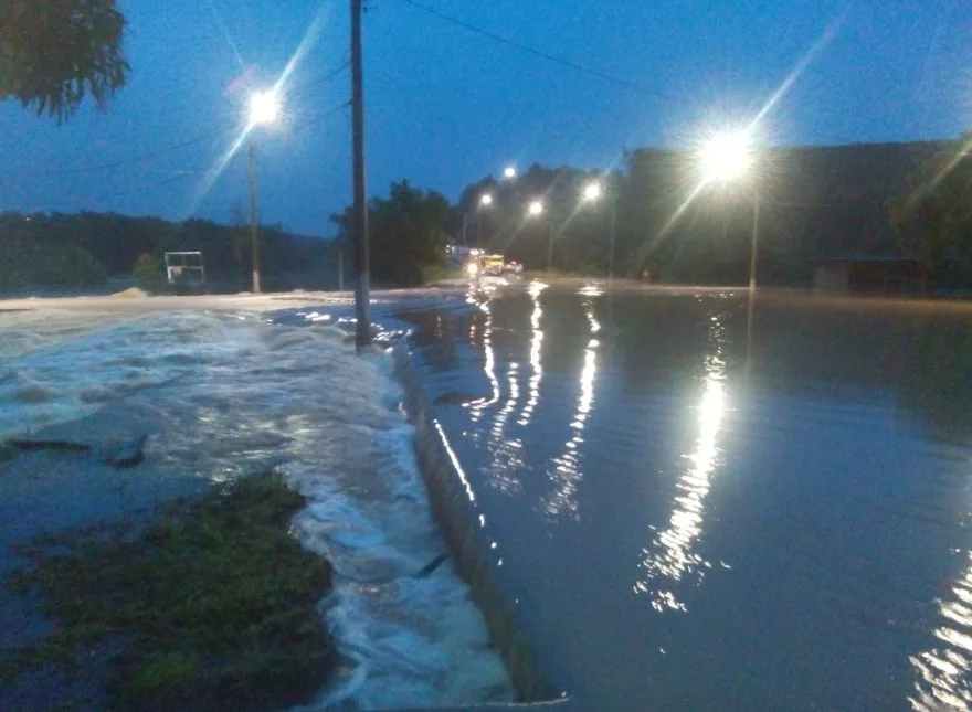 Chuva provoca alagamento e interdita trecho da BR-101 Norte, em Aracruz