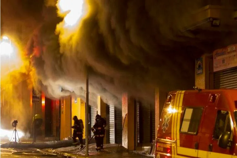 Incêndio na 25 de Março destroi parte de shopping popular