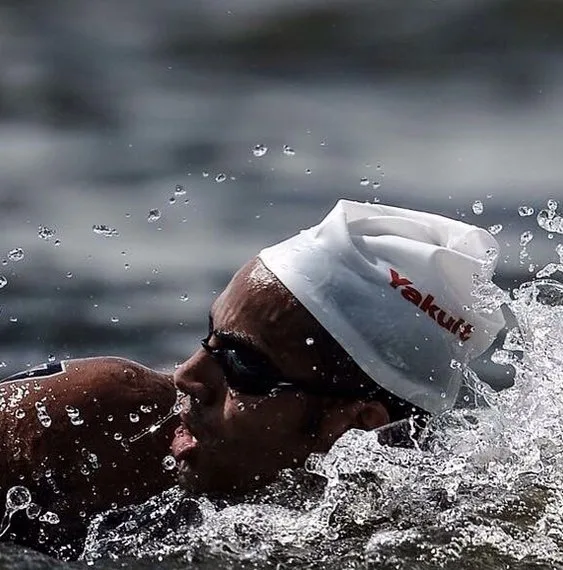 Com mar agitado, brasileiro vence evento-teste da maratona aquática no Rio