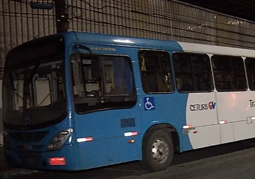 Criminosos assaltam passageiros dentro de ônibus em Cariacica