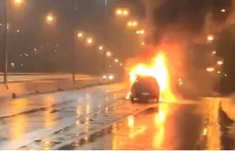 Carro bate em mureta e pega fogo em cima da Segunda Ponte