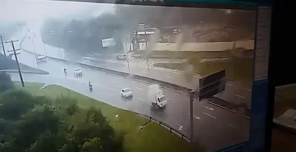 Câmera flagra momento em que carro capota em rodovia de Vila Velha