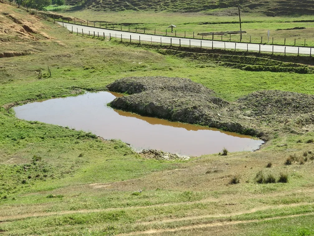 Produtor desvia curso de rio e escava poço em área de preservação ambiental em Alegre