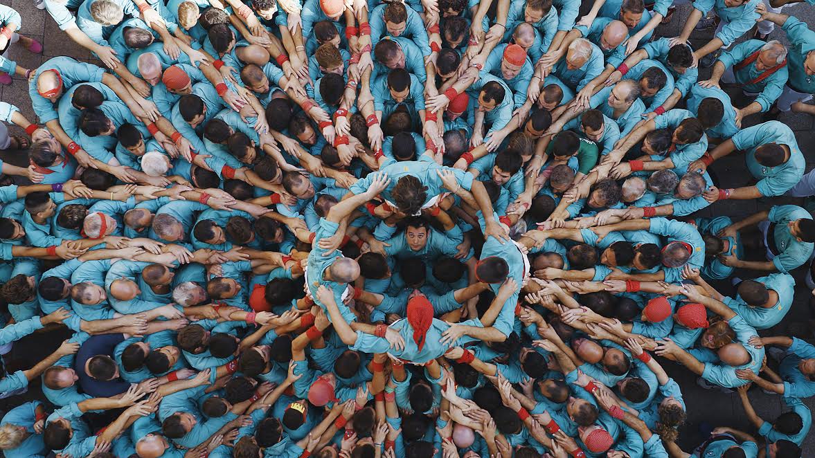 La tradition d’édifier des tours humaines date vraisemblablement du Moyen Âge. Elle perdure en Catalogne, où elle donne lieu à de grands rassemblements festifs. Les castells, c’est-à-direles « châteaux », sont constitués d’une base compacte de participants, à partir de laquelle des équipes de quatre hommes, appelés « casteliers », grimpent pour former une tour […]