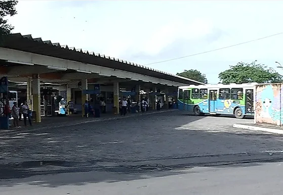 Adolescentes assaltam em ponto de ônibus e são detidos em terminal na Serra