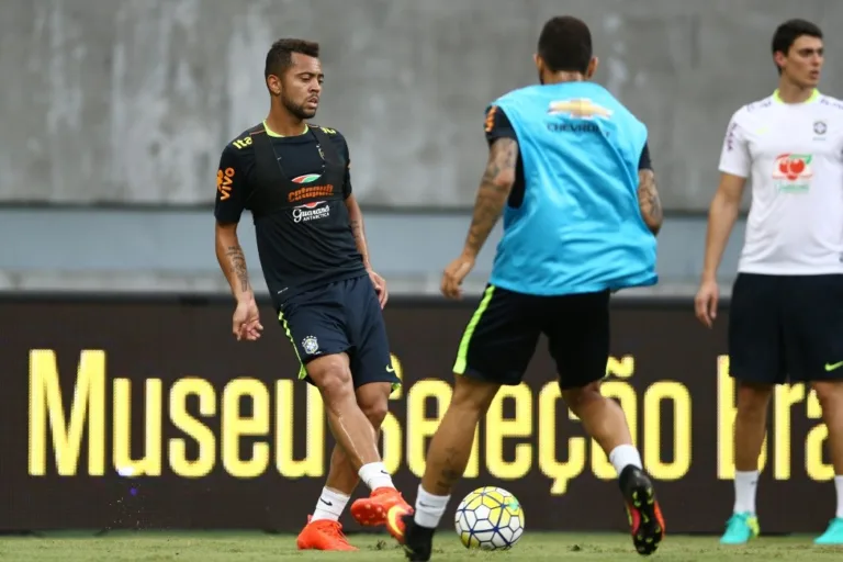 Tite convoca Wendell e Rafael Carioca para vagas de Marcelo e Casemiro