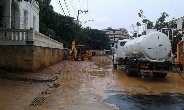 Depois da tempestade, a luta das cidades para se livrarem da lama