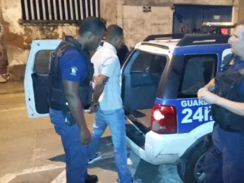 Homem é preso com moto roubada e arma falsa pela Guarda Municipal em Vitória