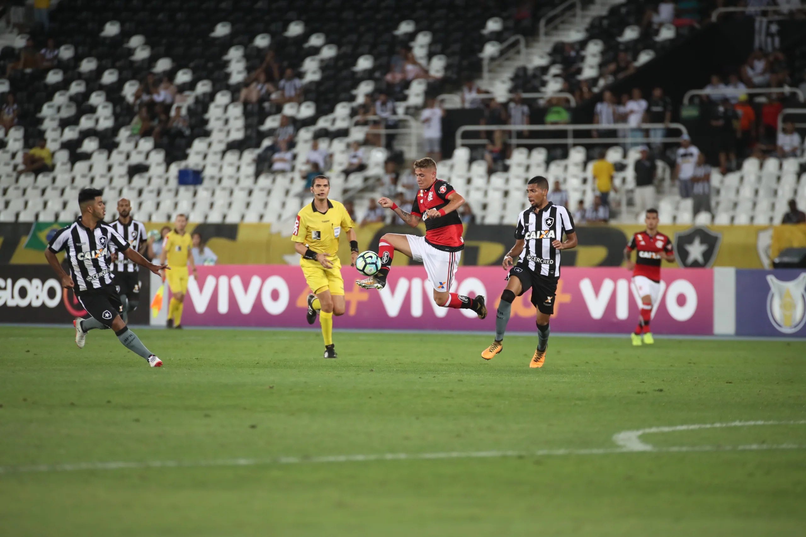 Roger marca duas vezes e Botafogo bate o Flamengo em clássico carioca