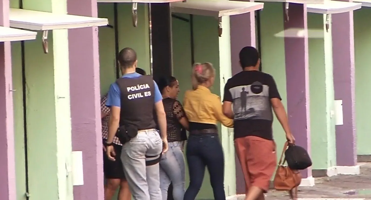 Pais de criança encontrada morta em motel na Serra são autuados por homicídio